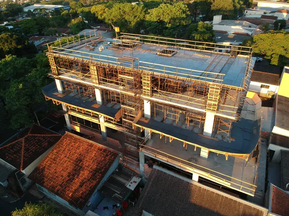 Vista aérea de edifício em construção ao pôr do sol