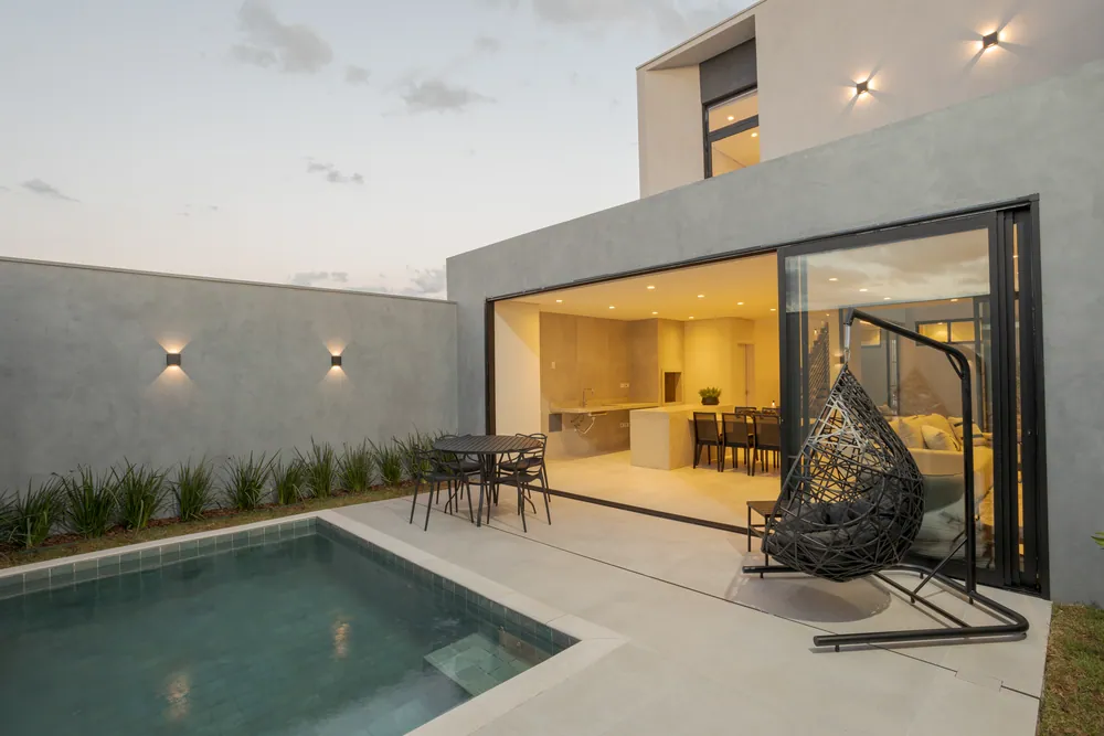 Área gourmet integrada à piscina ao entardecer