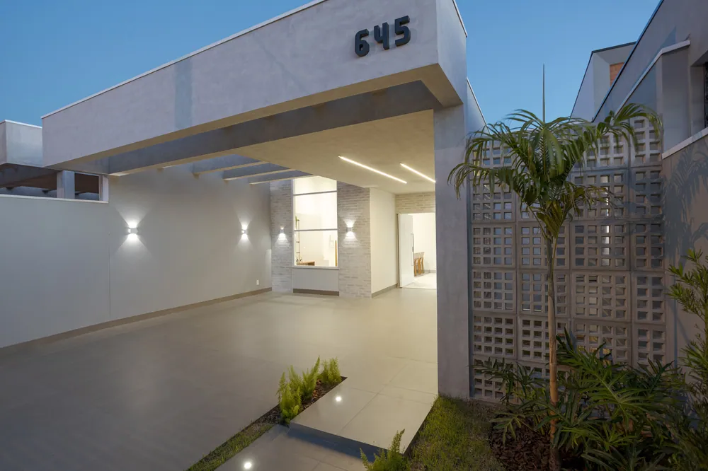 Garagem coberta com iluminação embutida e cobogó