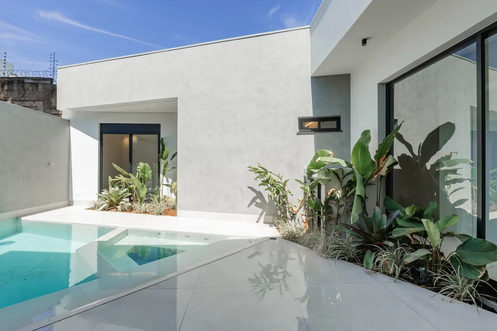Pátio com piscina e paisagismo