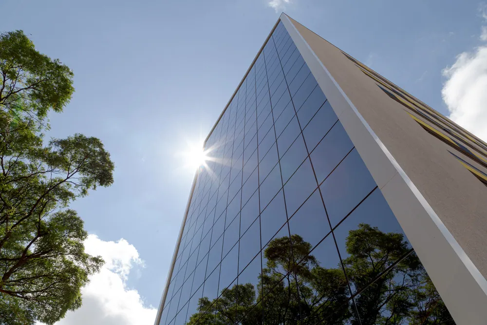 Fachada envidraçada de edifício comercial vista de baixo